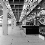 152625 Interieur van het N.S.-station Schiedam te Schiedam: hal.N.B. De naam van het station is op 25 mei 1967 ...
